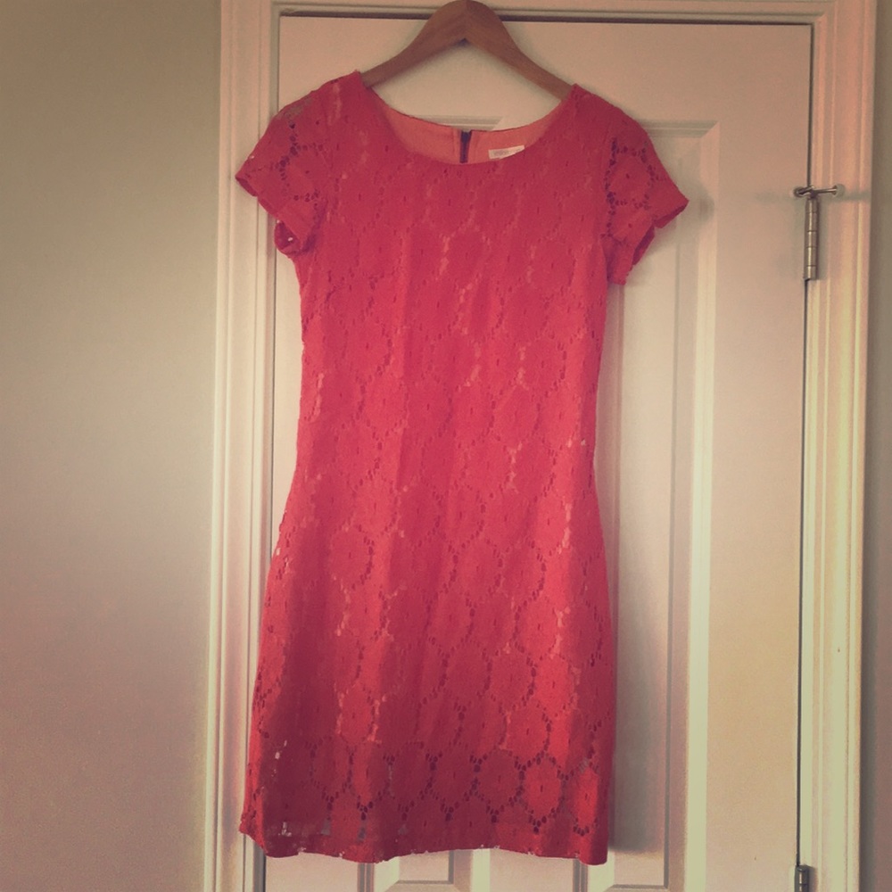 XHILIRATION Fitted lace coral colored dress!